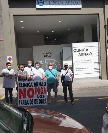 Grupo de trabajadores que protestó con una pancarta delante de la clínica/TA.